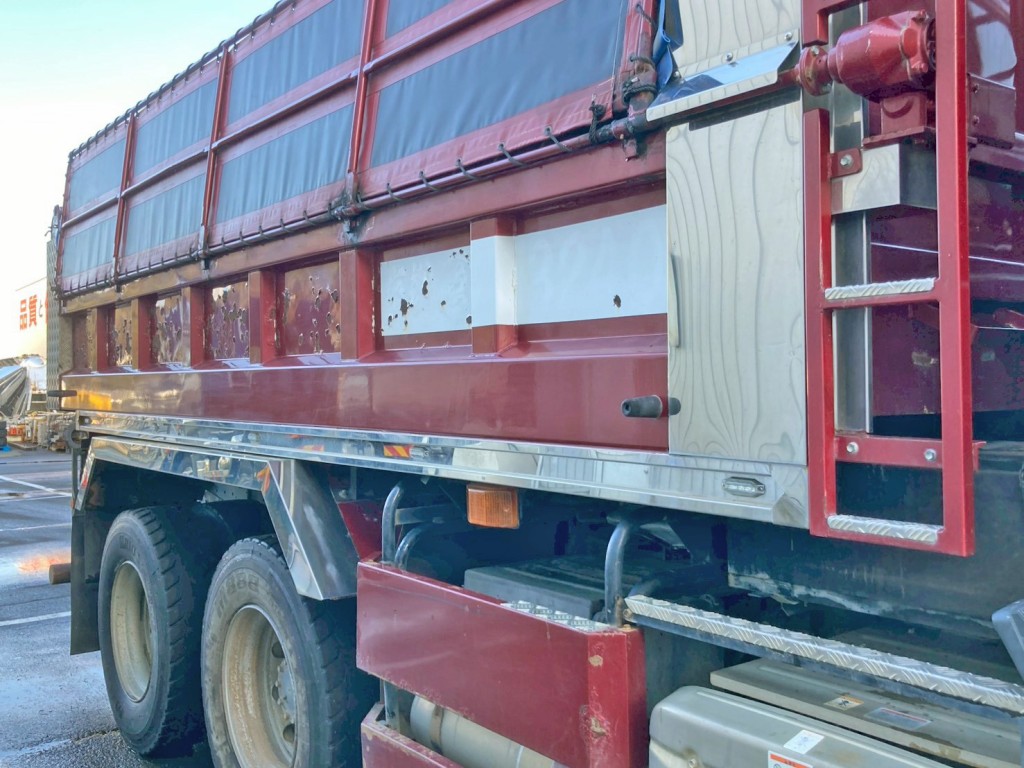 サイドレール・リヤフェンダーはステンレス製です。|UDトラックス クオン QKG-CW5XLの写真16