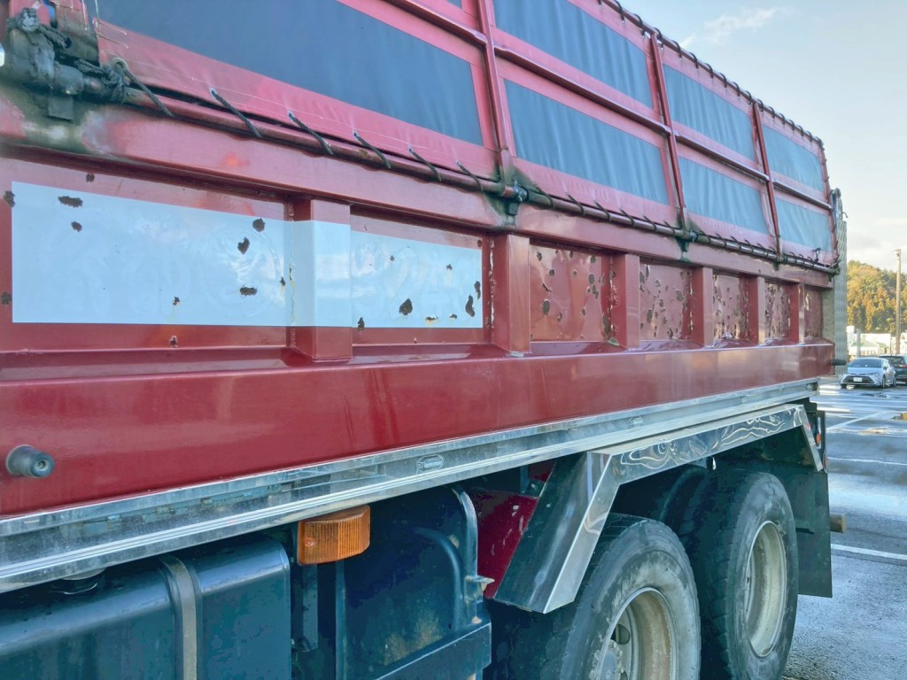 助手席側アオリ全体にキズ・サビがあります。|UDトラックス クオン QKG-CW5XLの写真18