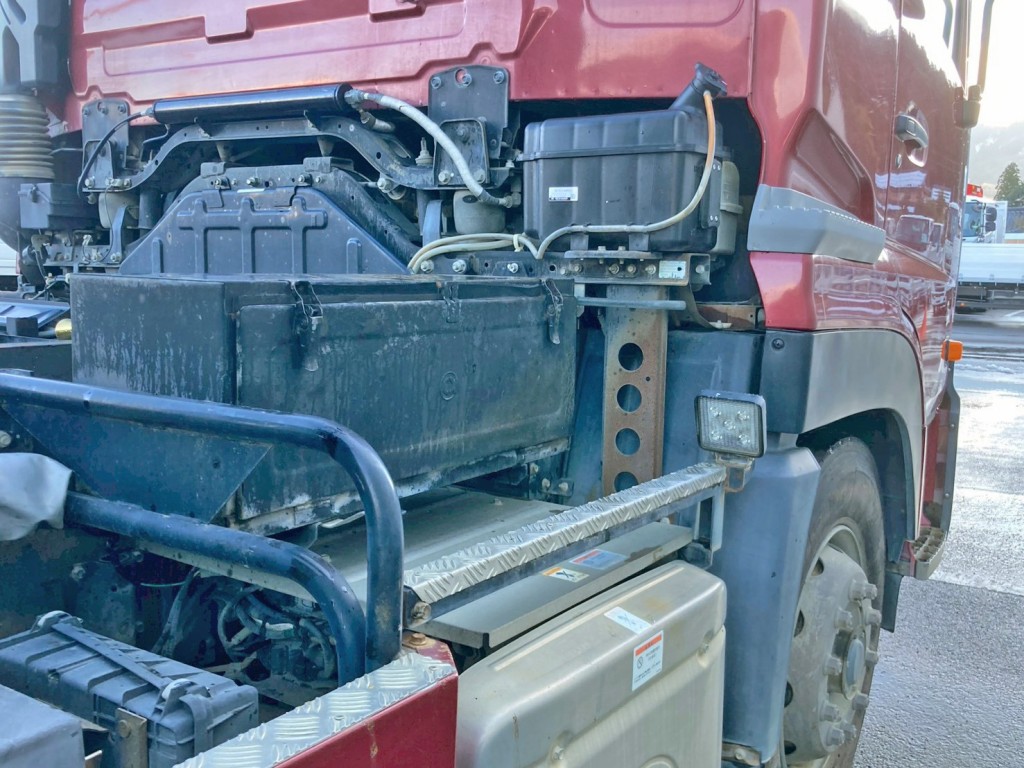 運転席側に工具箱が付いています。|UDトラックス クオン QKG-CW5XLの写真24