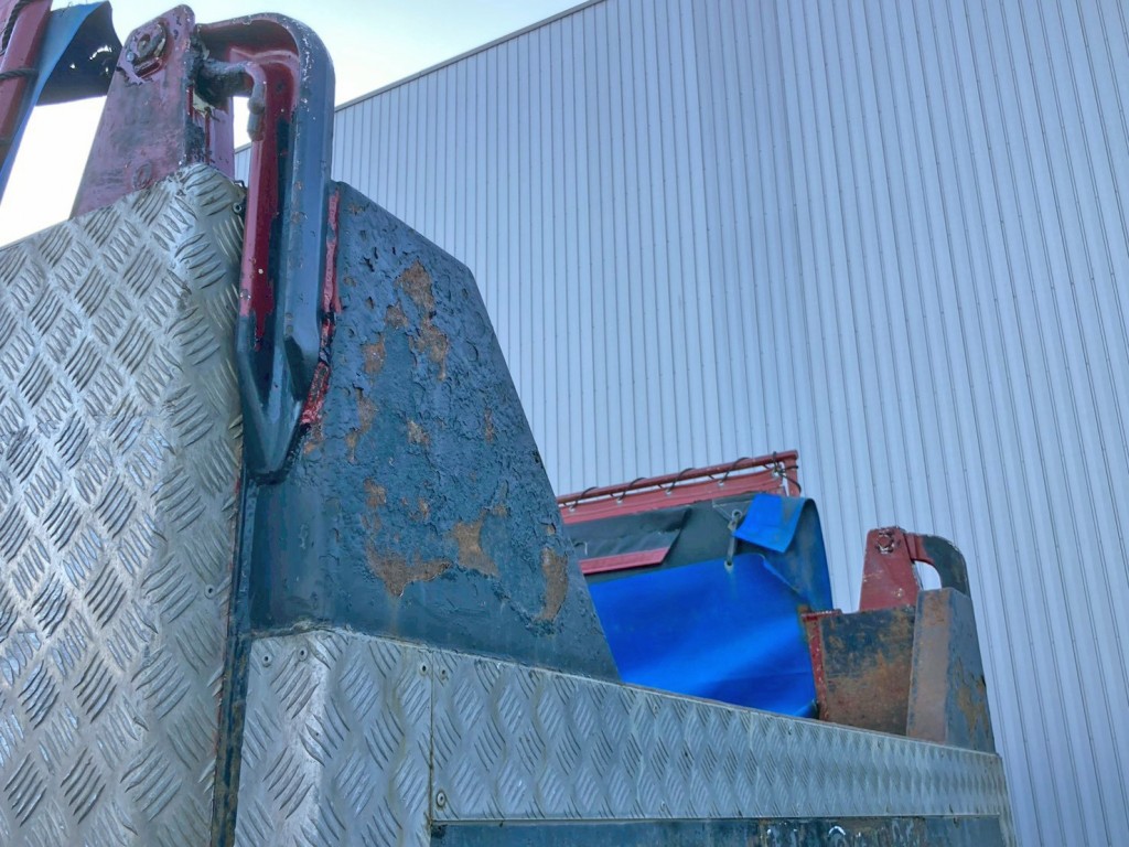 リヤゲート助手席側にサビがあります。|UDトラックス クオン QKG-CW5XLの写真27