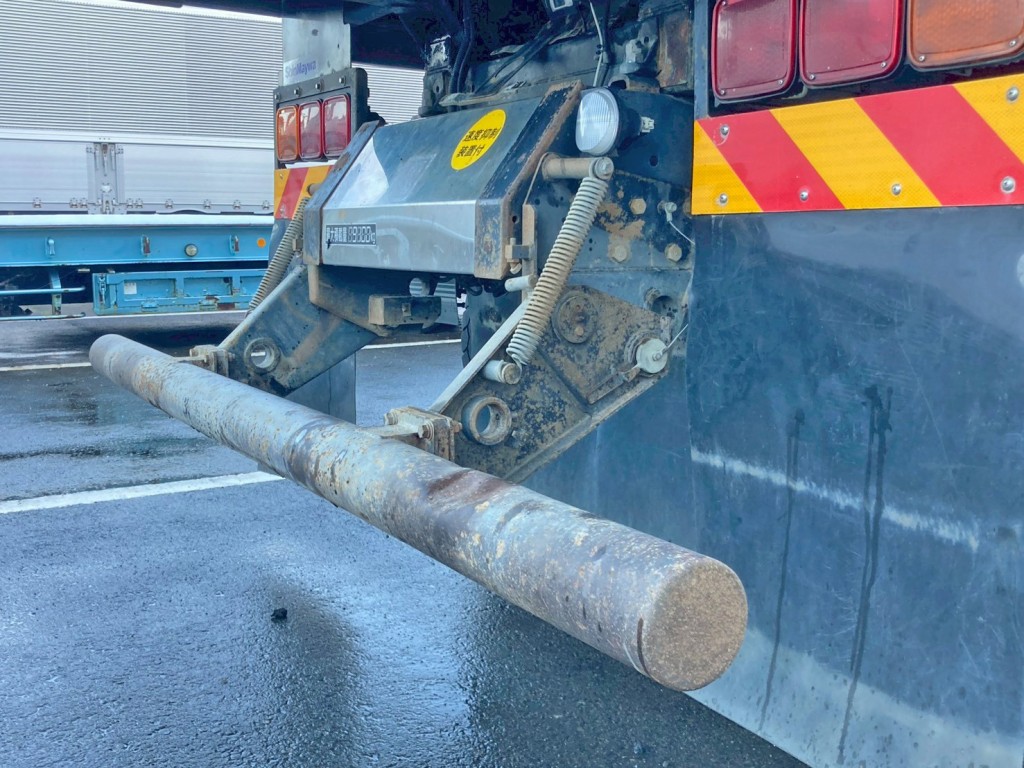 リヤバンパー運転席側上部にヘコミがあります。|UDトラックス クオン QKG-CW5XLの写真31