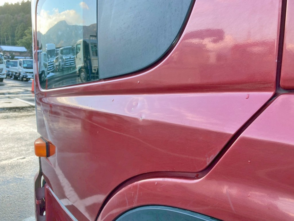 助手席ドアにヘコミがあります。|UDトラックス クオン QKG-CW5XLの写真37