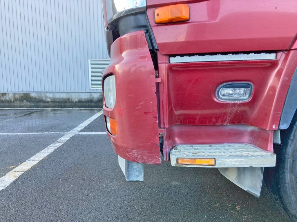フロントバンパー助手席側に引きキズ 及び カバー欠品しています。|UDトラックス クオン QKG-CW5XLの写真38