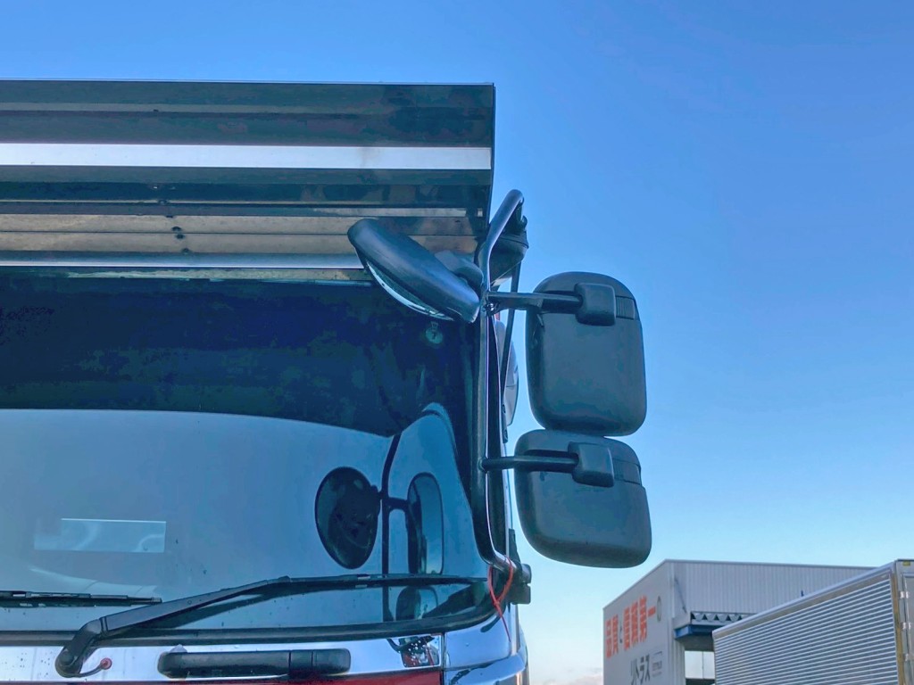 ミラー格納時の状態です。(フロントバイザーに干渉します)|UDトラックス クオン QKG-CW5XLの写真40