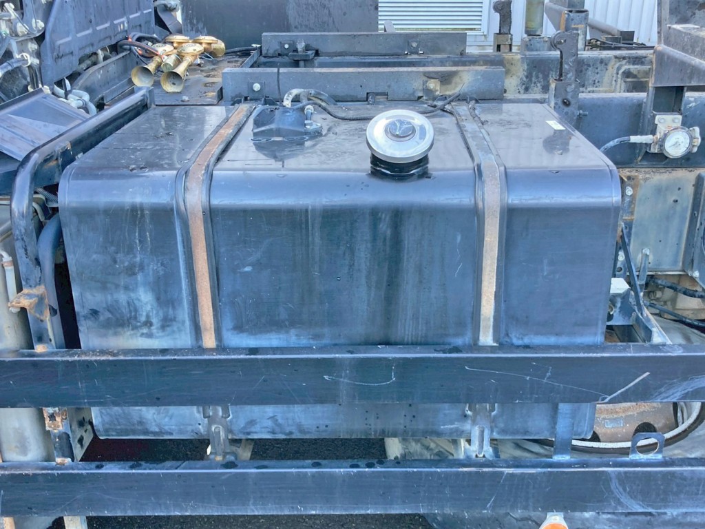 燃料タンクは300Lです。|UDトラックス クオン QKG-CW5XLの写真44