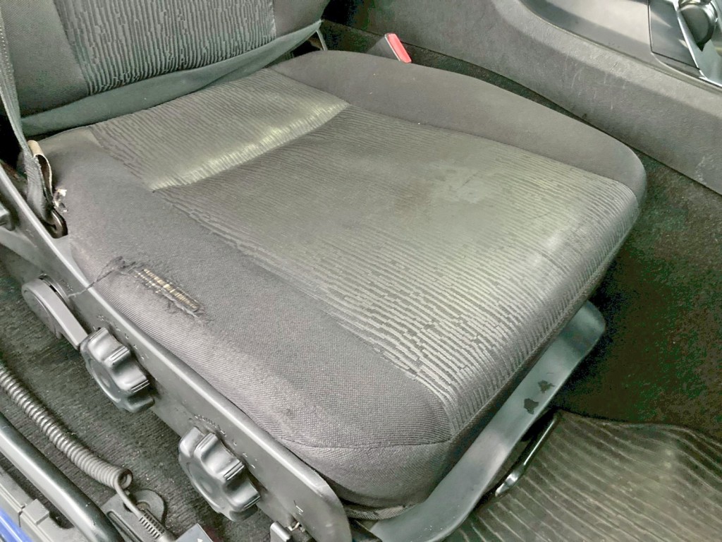 運転席座面にヘタリ・破れがあります。|三菱 スーパーグレート 2RG-FP74HERの写真9