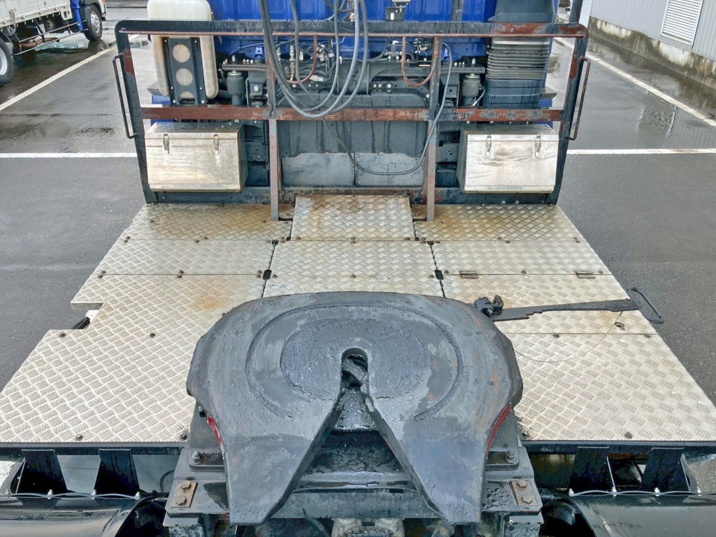 踊り場は縞板アルミです。|三菱 スーパーグレート 2RG-FP74HERの写真10