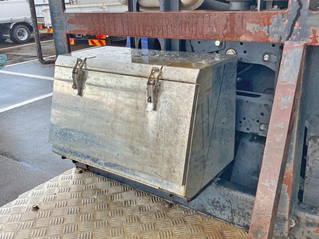 踊り場前方助手席側にステンレス製の工具箱が付いています。|三菱 スーパーグレート 2RG-FP74HERの写真11