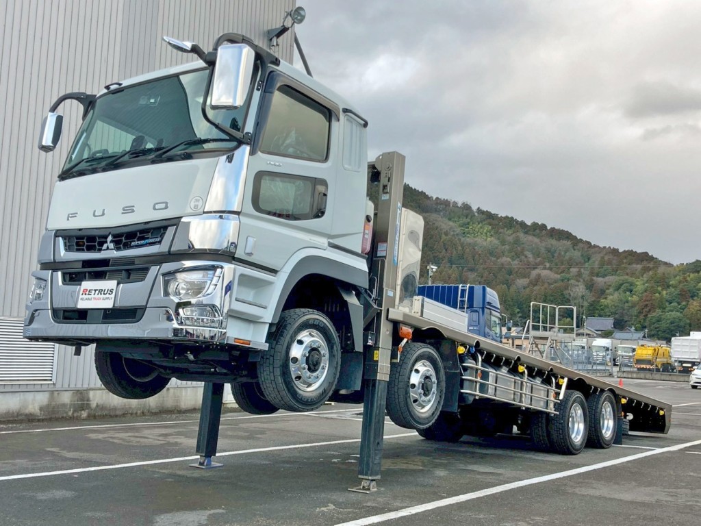 フロント周り、メッキパーツで飾っています。|三菱 スーパーグレート 2PG-FS70HZの写真1