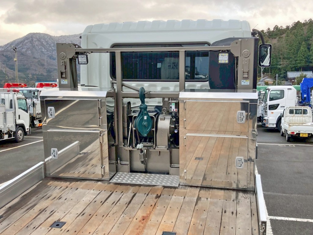 ボディー前方左右にステンレス製の工具箱が付いています。|三菱 スーパーグレート 2PG-FS70HZの写真11