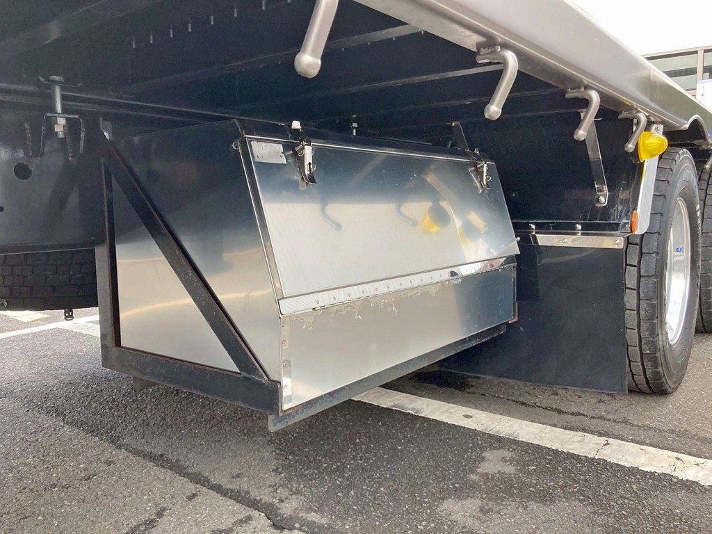 ボディー運転席側後方にステンレス製の工具箱が付いています。|三菱 スーパーグレート 2PG-FS70HZの写真17