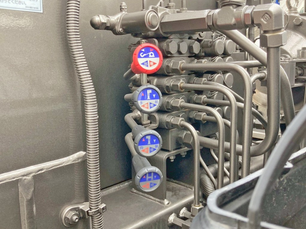 ウインチ 及び アウトリガーの操作レバーです。|三菱 スーパーグレート 2PG-FS70HZの写真18