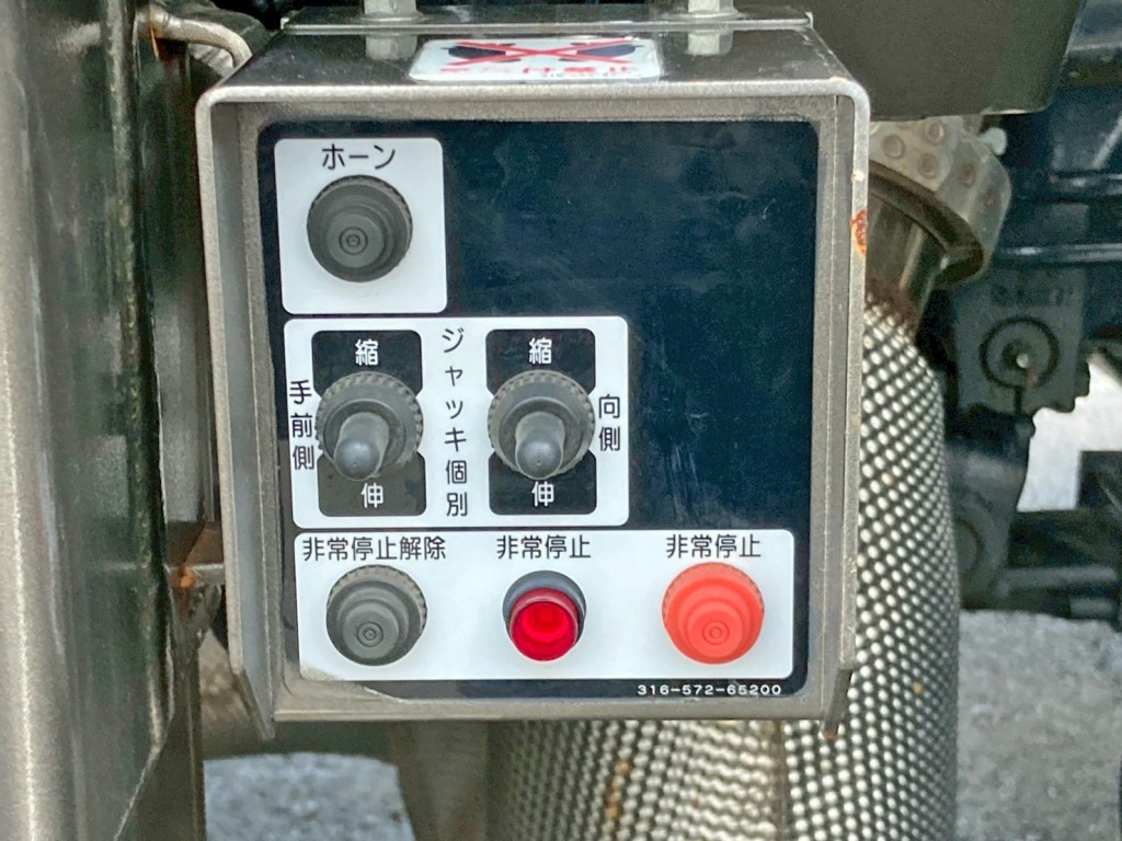 アウトリガーの操作スイッチです。|三菱 スーパーグレート 2PG-FS70HZの写真19