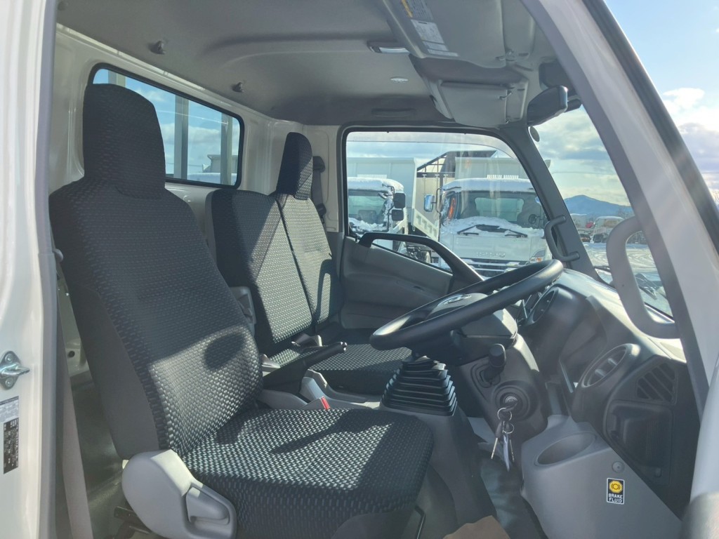 乗車定員は3名です。|日野 デュトロ 2KG-XZU720M(2WD)の写真7