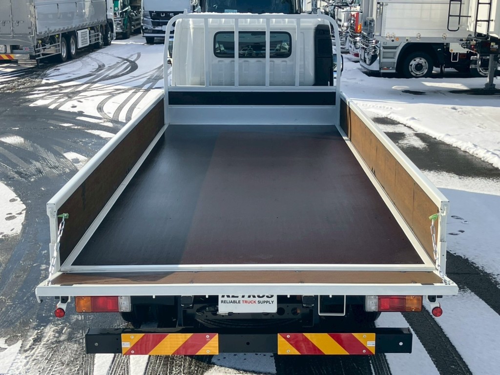 床は板張りです。|日野 デュトロ 2KG-XZU720M(2WD)の写真8