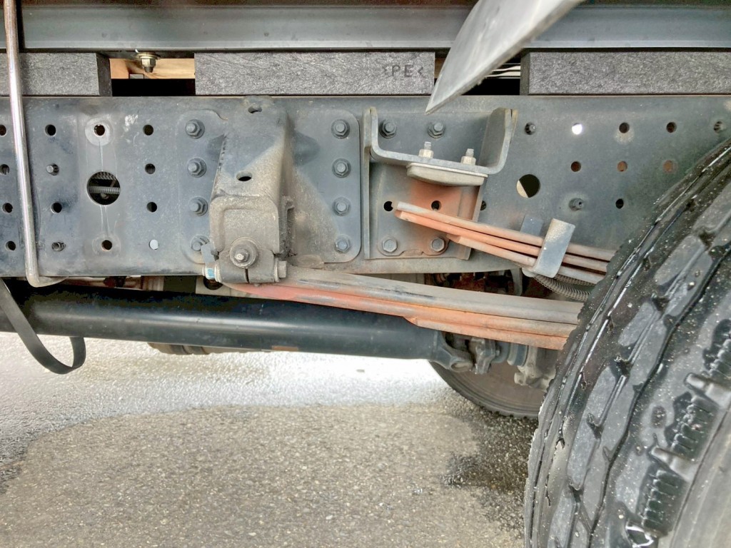 リーフサスです。|三菱 キャンター 2PG-FEB90(2WD)の写真5