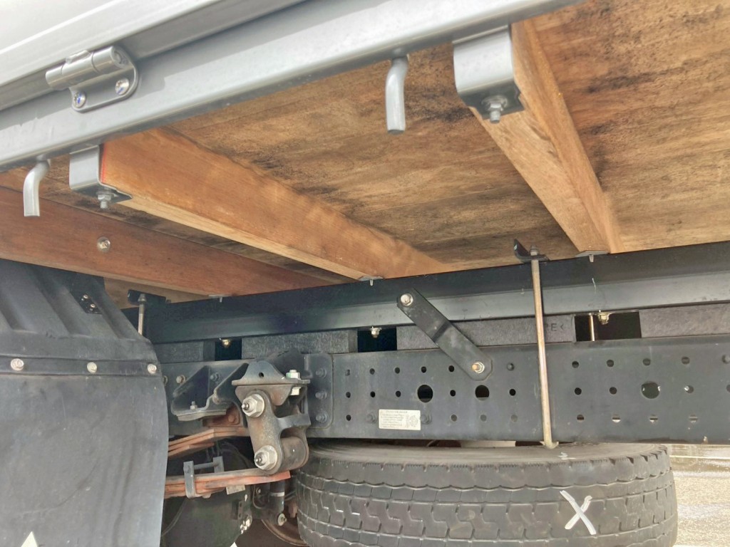 シャーシとネタの状態です。(縦ネタは鉄製・横ネタは木製です)|三菱 キャンター 2PG-FEB90(2WD)の写真6