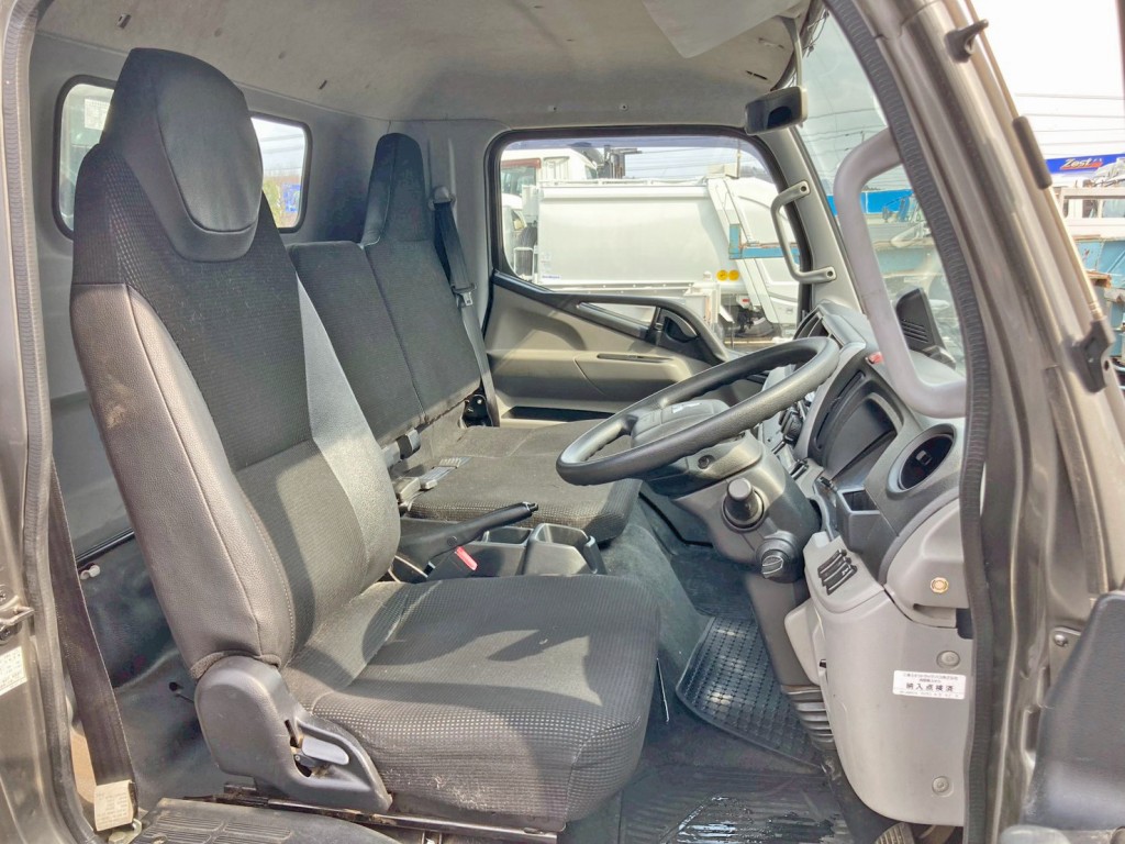 乗車定員は3名です。|三菱 キャンター 2PG-FEB90(2WD)の写真7