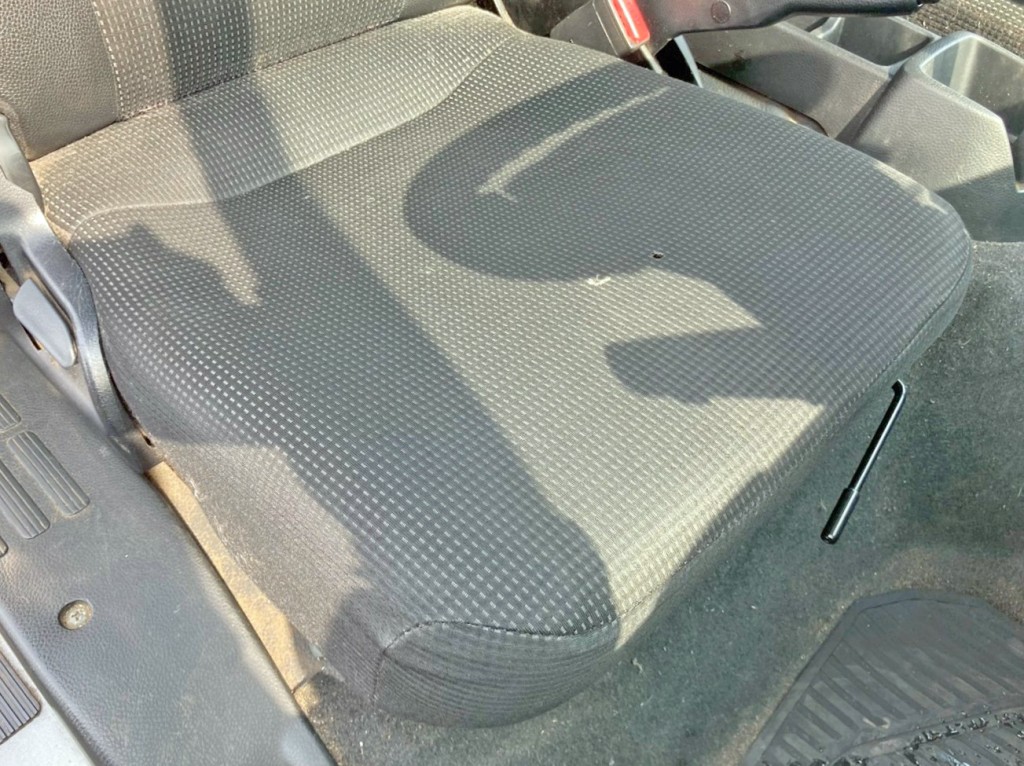 運転席座面にヘタリ・穴あきがあります。|三菱 キャンター 2PG-FEB90(2WD)の写真8