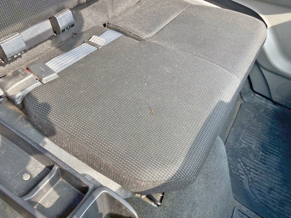 中央座面に破れがあります。|三菱 キャンター 2PG-FEB90(2WD)の写真9