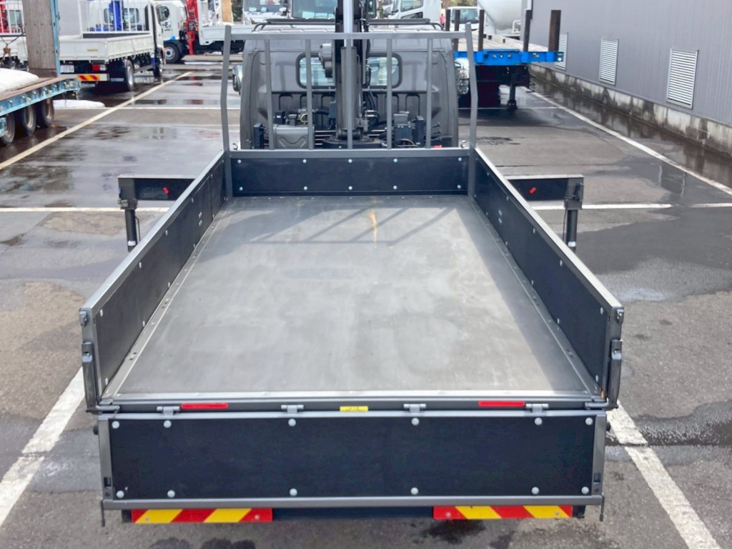 床は板張りです。|三菱 キャンター 2PG-FEB90(2WD)の写真11