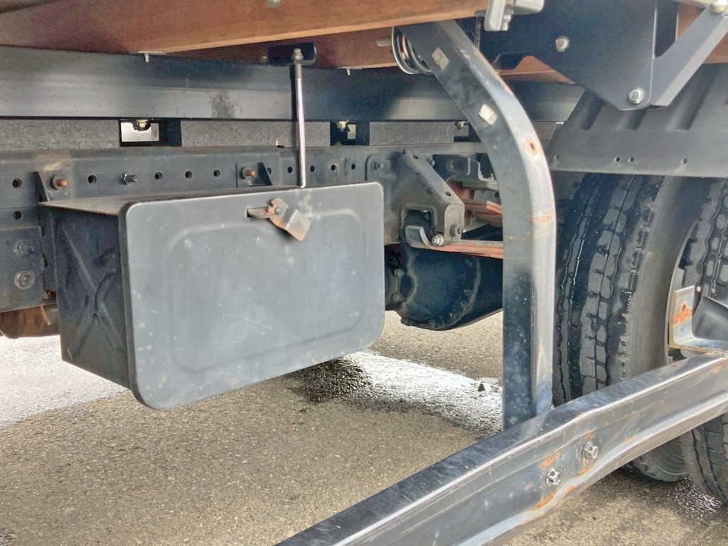 ボディー助手席側中央部に工具箱が付いています。|三菱 キャンター 2PG-FEB90(2WD)の写真13