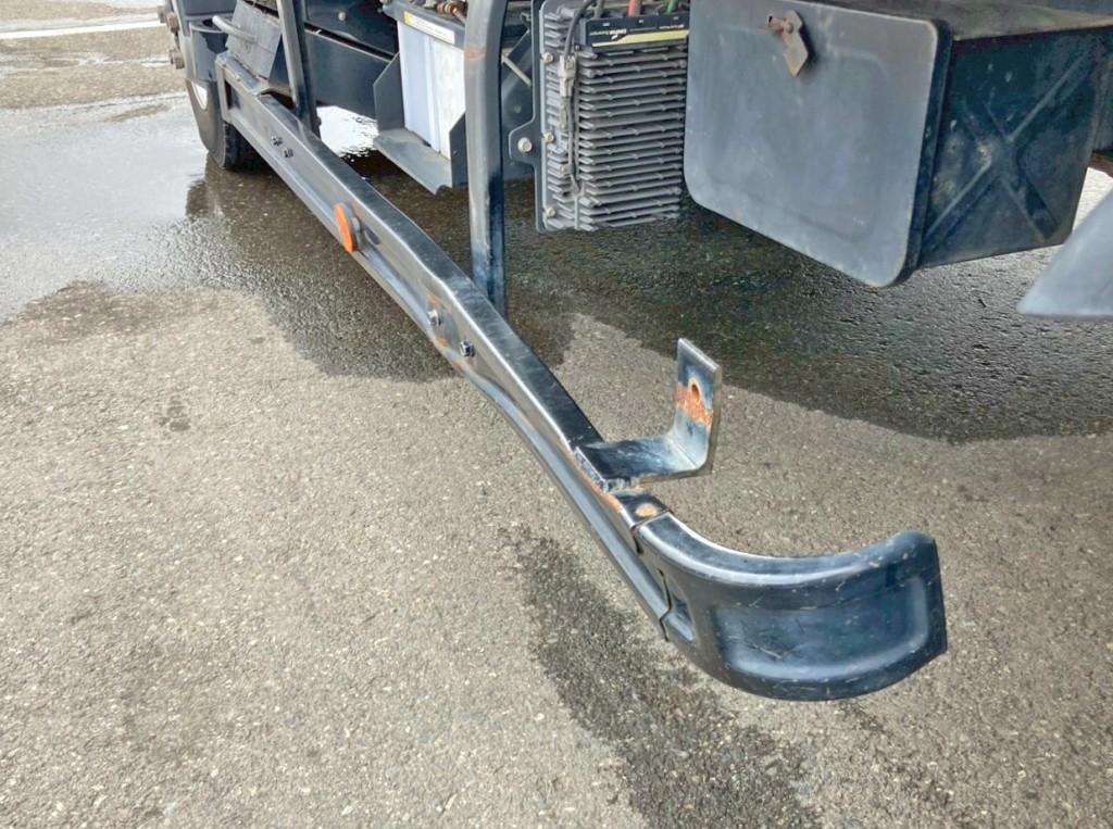 助手席側サイドバンパーに曲がりがあります。|三菱 キャンター 2PG-FEB90(2WD)の写真14