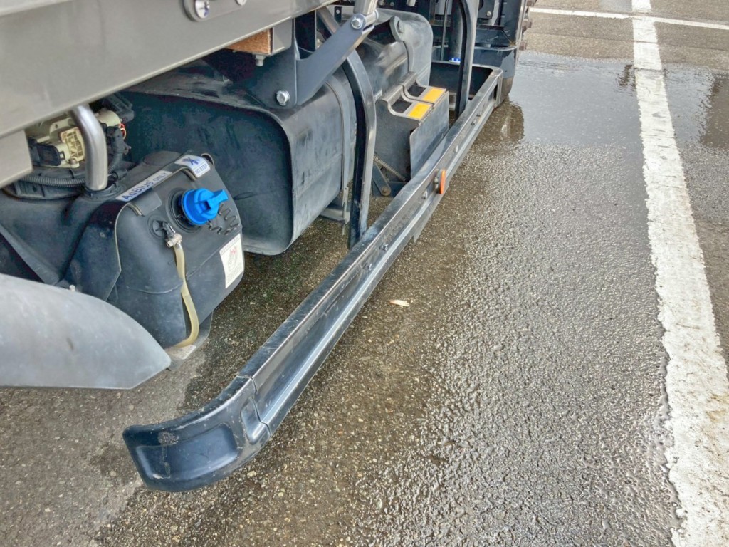 運転席側サイドバンパーに曲がりがあります。|三菱 キャンター 2PG-FEB90(2WD)の写真15