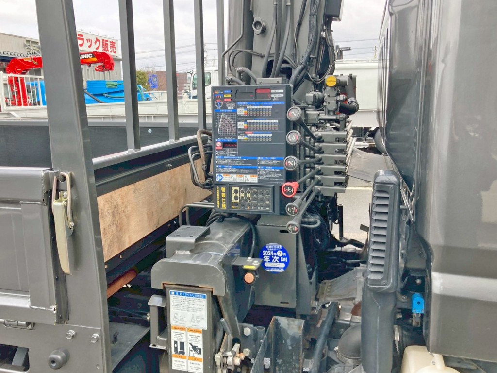 アウトリガーは丸脚・差し違い式です。|三菱 キャンター 2PG-FEB90(2WD)の写真16