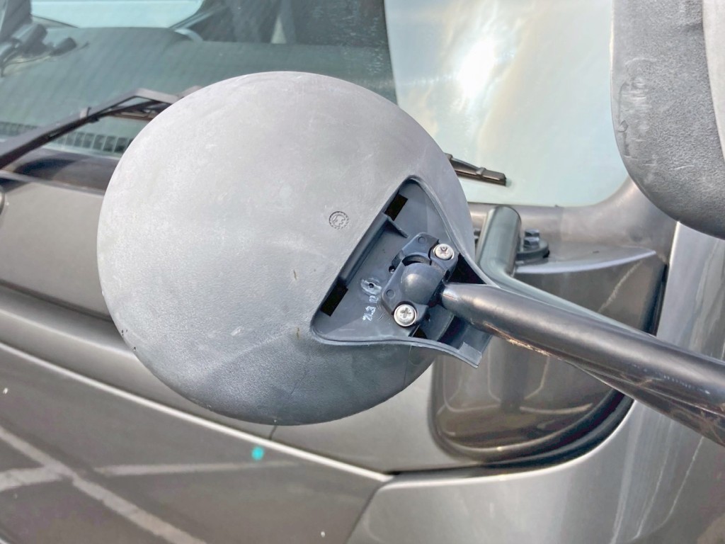 フロントアンダーミラー取付部に割れ・カバー欠品しています。|三菱 キャンター 2PG-FEB90(2WD)の写真24