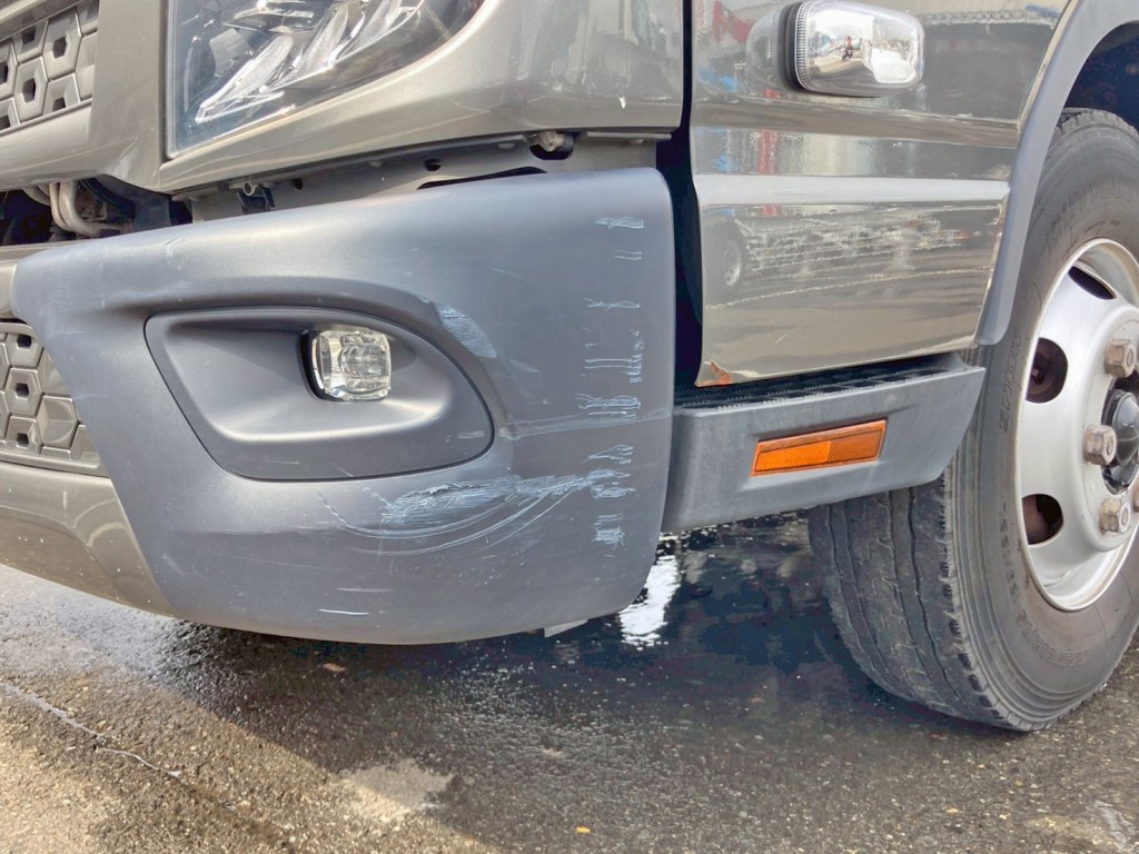 フロントバンパー助手席側にキズがあります。|三菱 キャンター 2PG-FEB90(2WD)の写真25