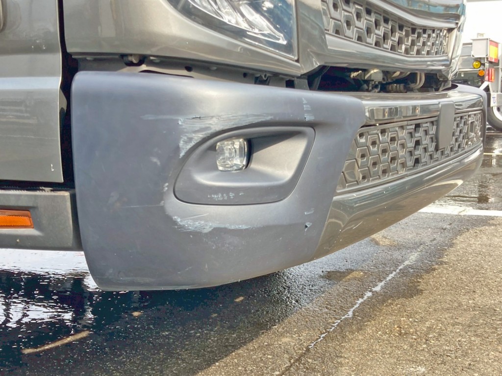 フロントバンパー運転席側にキズがあります。|三菱 キャンター 2PG-FEB90(2WD)の写真26