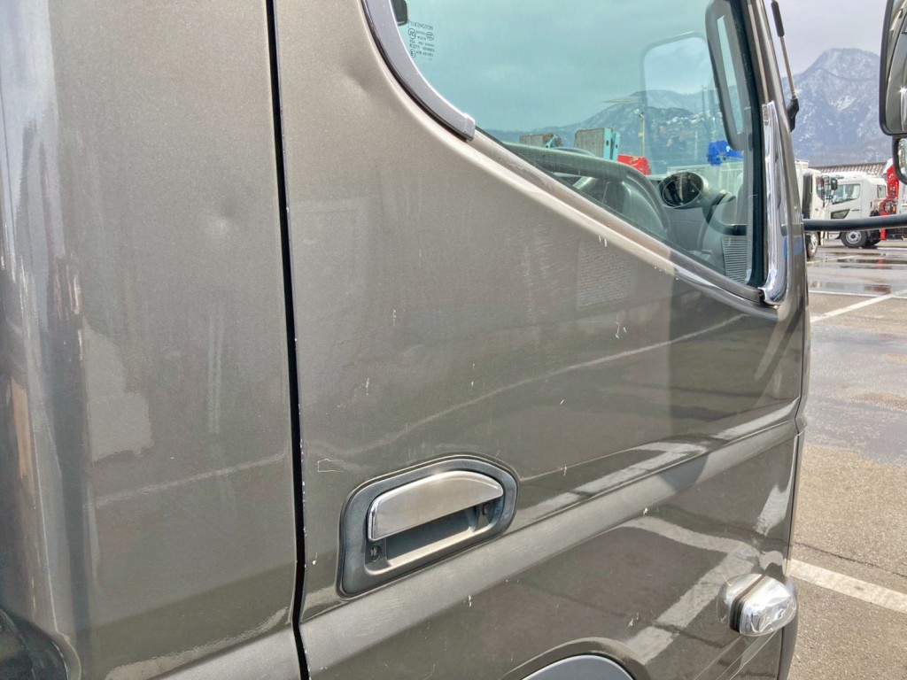 運転席側クォーターパネル 及び ドアにヘコミがあります。|三菱 キャンター 2PG-FEB90(2WD)の写真27