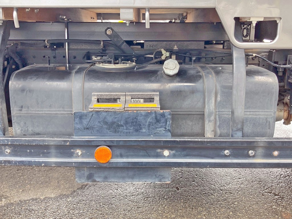 燃料タンクは100Lです。|三菱 キャンター 2PG-FEB90(2WD)の写真29