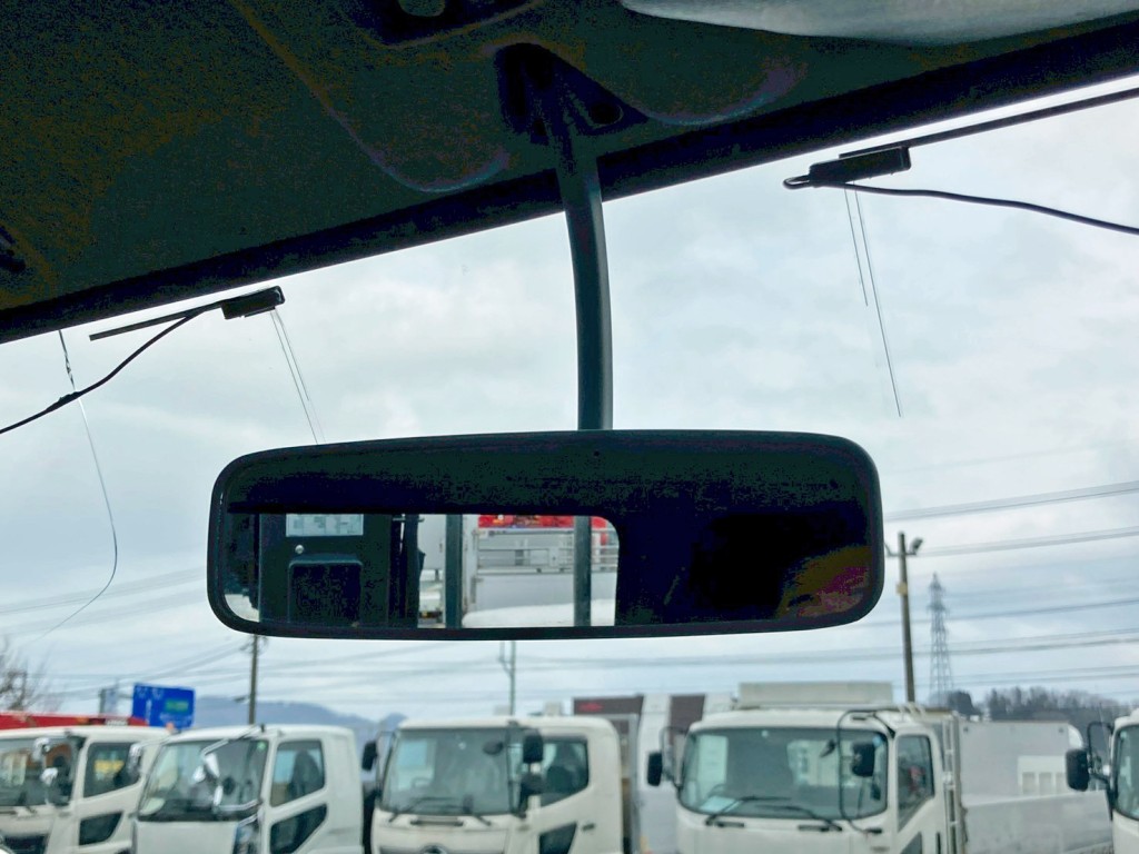 ルームミラー走行時ガタあり。|三菱 キャンター 2PG-FEB90(2WD)の写真32