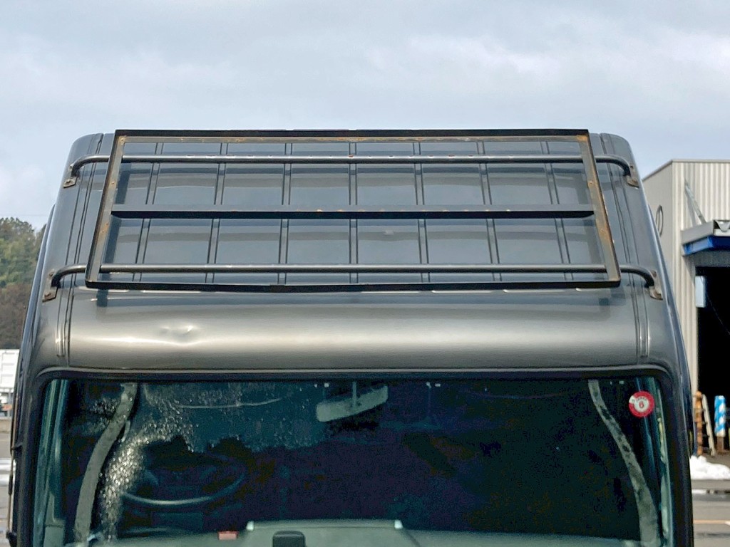 ルーフにシートデッキが付いています。|三菱 キャンター 2PG-FEB90(2WD)の写真35