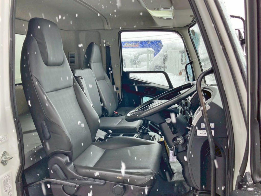 乗車定員は3名です。|三菱 ファイター 2KG-FK62FZの写真7