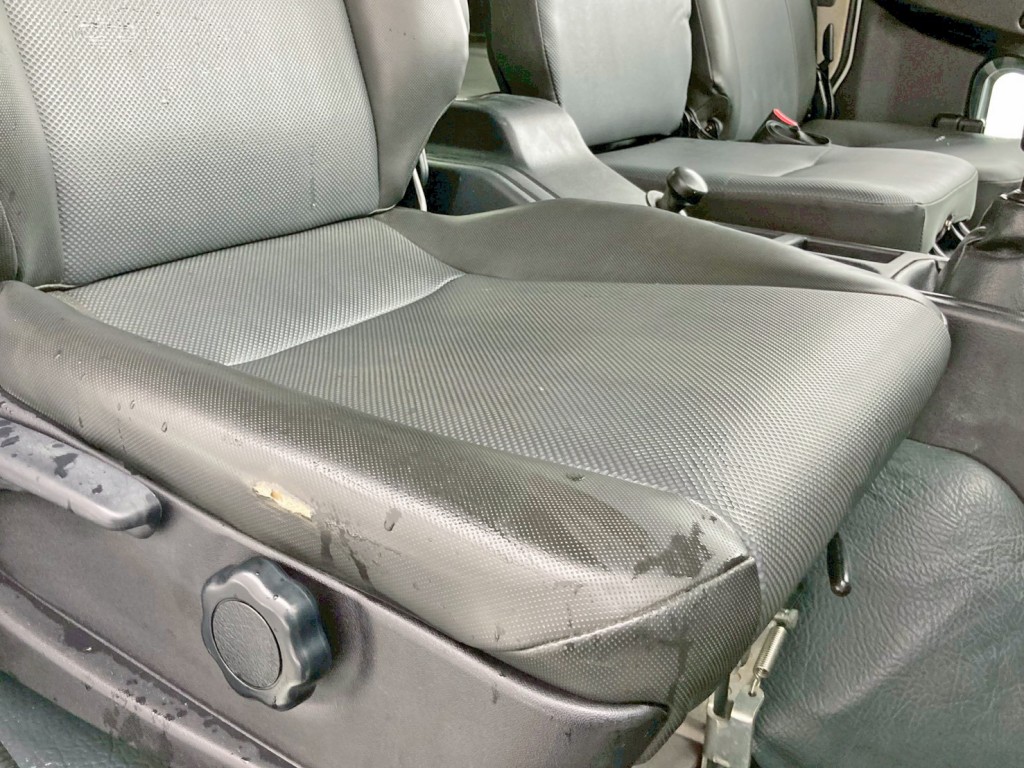 運転席座面にヘタリ・破れがあります。|三菱 ファイター 2KG-FK62FZの写真8