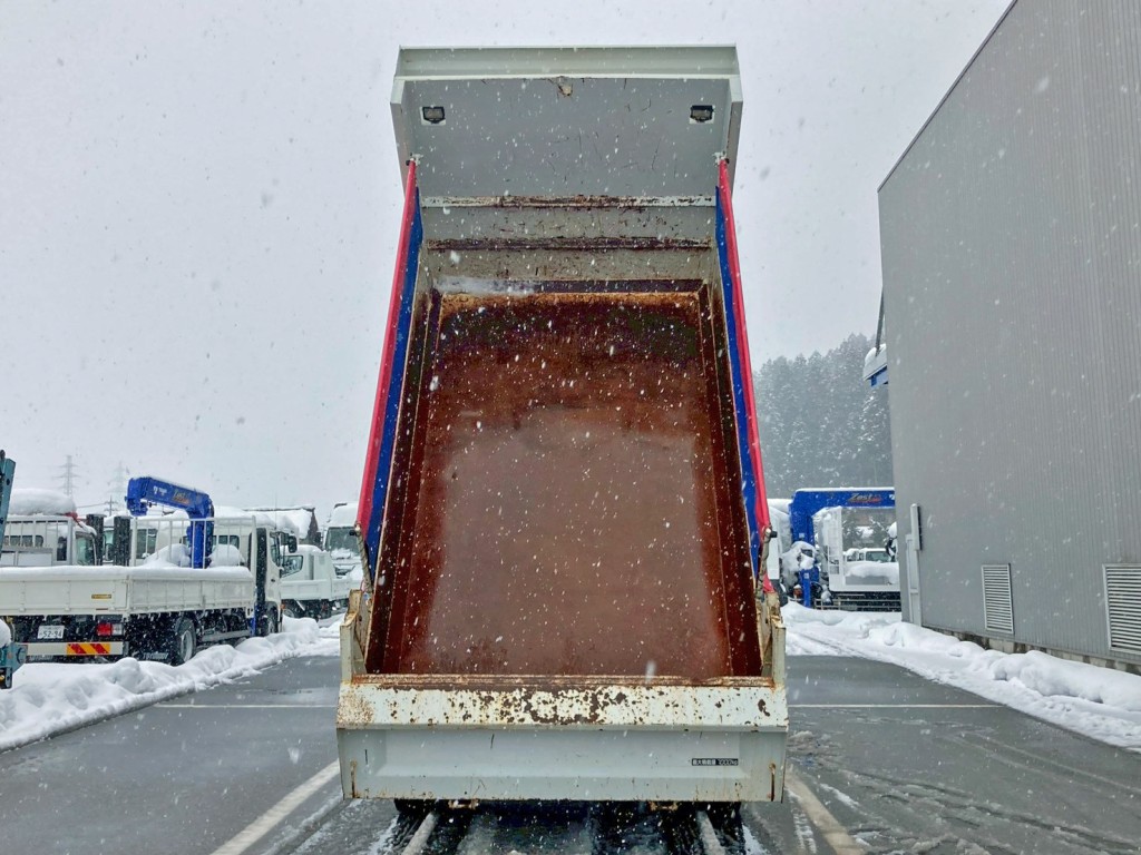 床は鉄板です。|三菱 ファイター 2KG-FK62FZの写真9