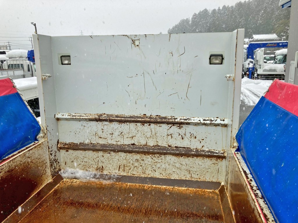 プロテクター下部はアングル加工されています。(ボディー前方左右にコボレーンストッパーが付いています)|三菱 ファイター 2KG-FK62FZの写真11