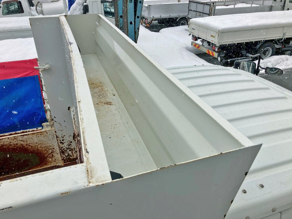 シートデッキの状態です。(プロテクター中央部に少々曲がりがあります)|三菱 ファイター 2KG-FK62FZの写真14