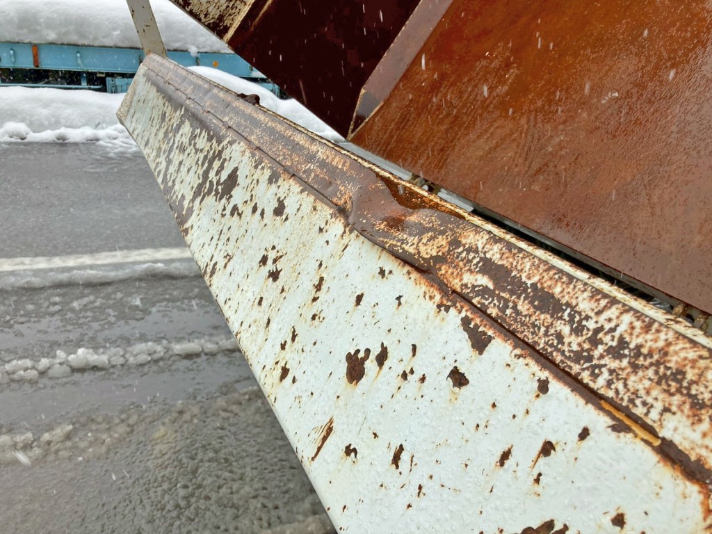 リヤゲート上部はアングル加工されています。(運転席側にヘコミがあります)|三菱 ファイター 2KG-FK62FZの写真21