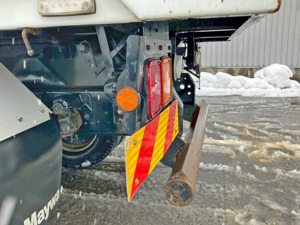 助手席側テールランプブラケットに曲がりがあります。|三菱 ファイター 2KG-FK62FZの写真25