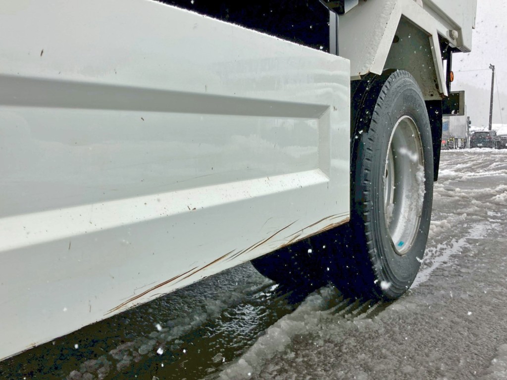 助手席側サイドバンパーに引きキズがあります。|三菱 ファイター 2KG-FK62FZの写真28