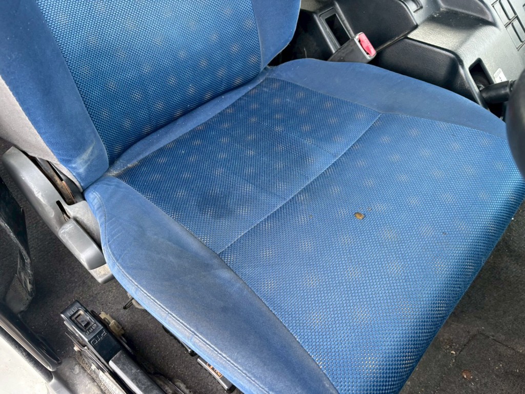 運転席座面にヘタリ・穴あきあります。|いすゞ ギガ QKG-CXZ77ATの写真9