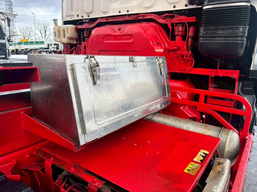 運転席側に工具箱が付いています|いすゞ ギガ QKG-CXZ77ATの写真18