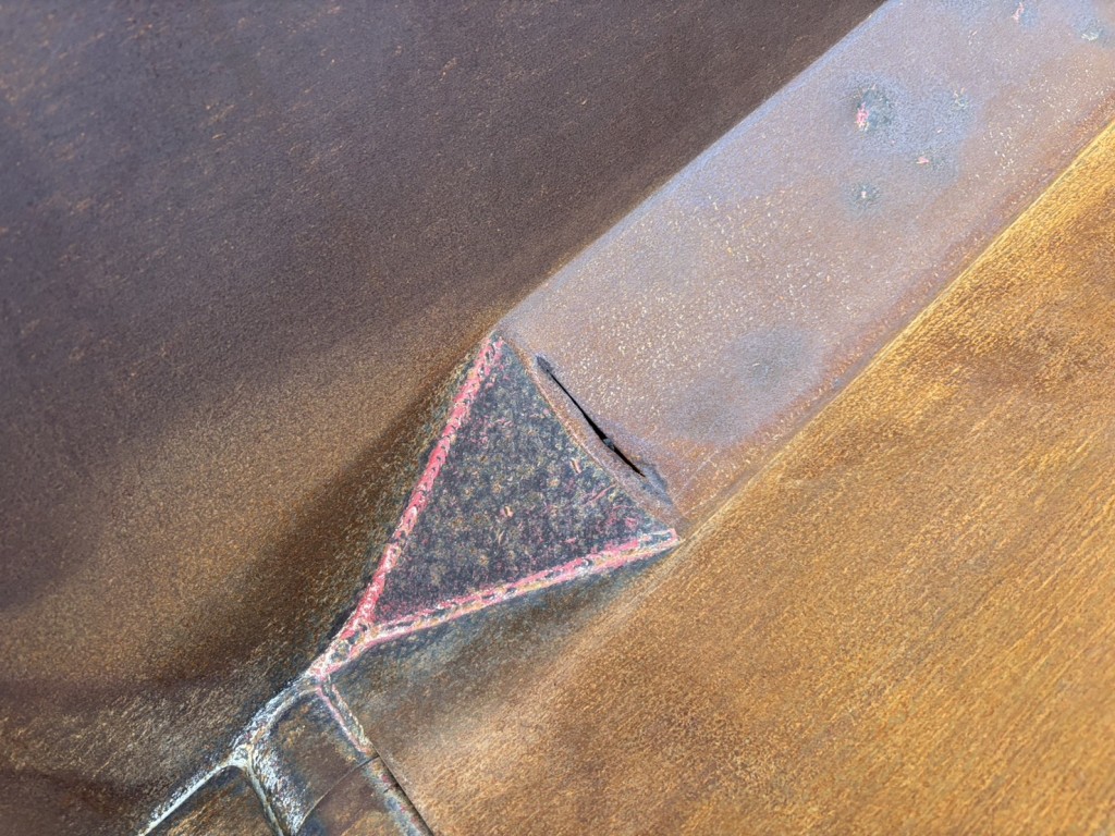 左側後方アングルに亀裂あります。|いすゞ ギガ QKG-CXZ77ATの写真20