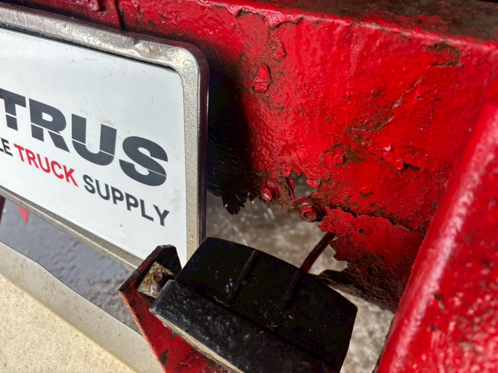 リヤナンバー取付裏側鉄板に腐食有ります。|いすゞ ギガ QKG-CXZ77ATの写真22