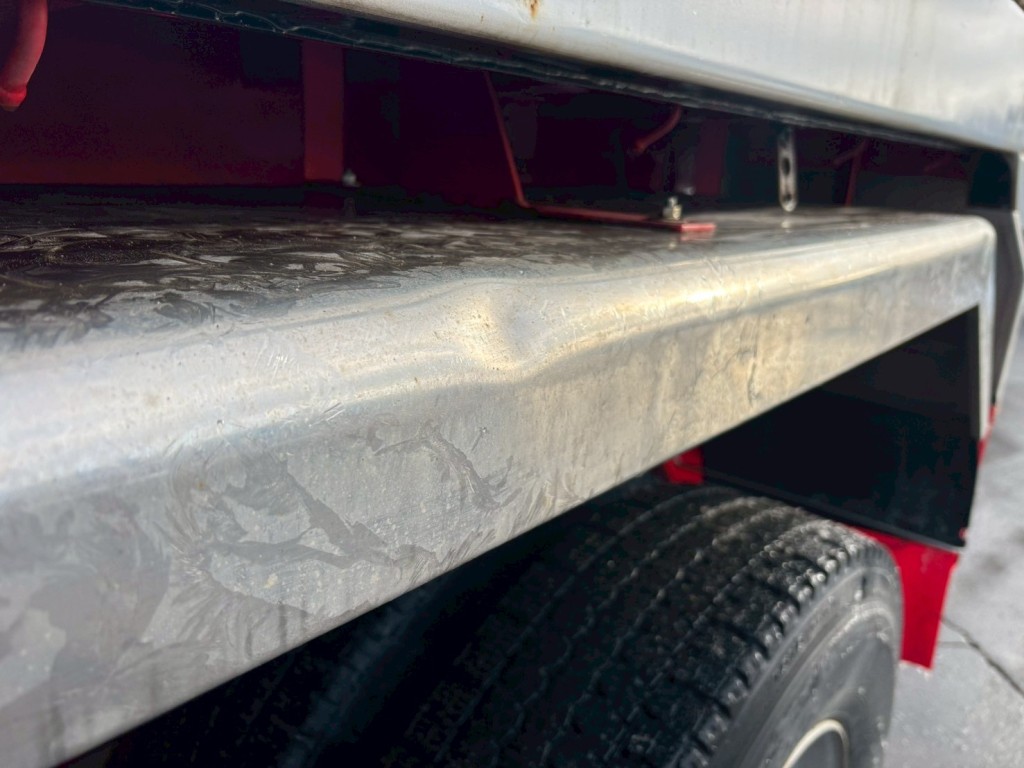 助手席側リヤフェンダーにヘコミあります。|いすゞ ギガ QKG-CXZ77ATの写真28