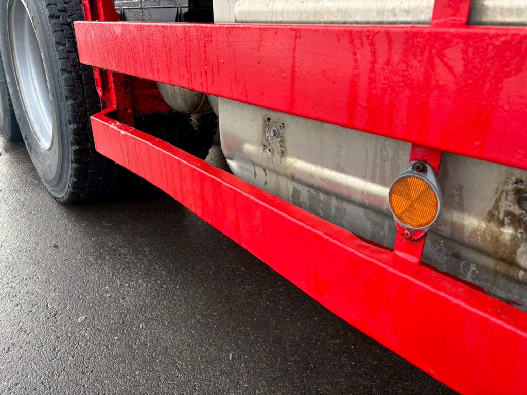 運転席側サイドバンパーに曲がりあります。|いすゞ ギガ QKG-CXZ77ATの写真29